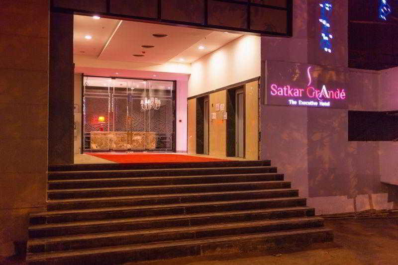 Hotel Satkar Grande Thane Bagian luar foto